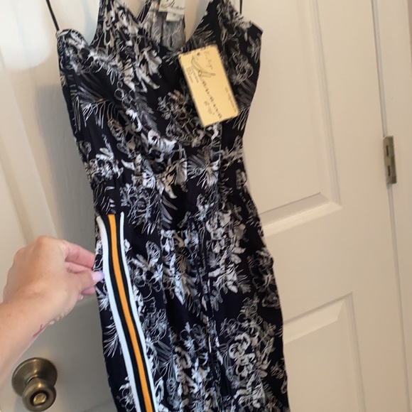 Nwt floral jumpsuit - Picture 3 of 3